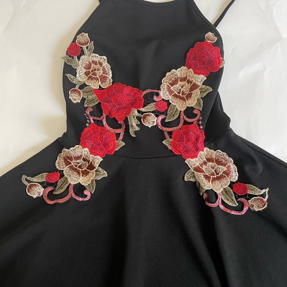 FLORAL PATCH BLACK DRESS - Picture 4 of 4